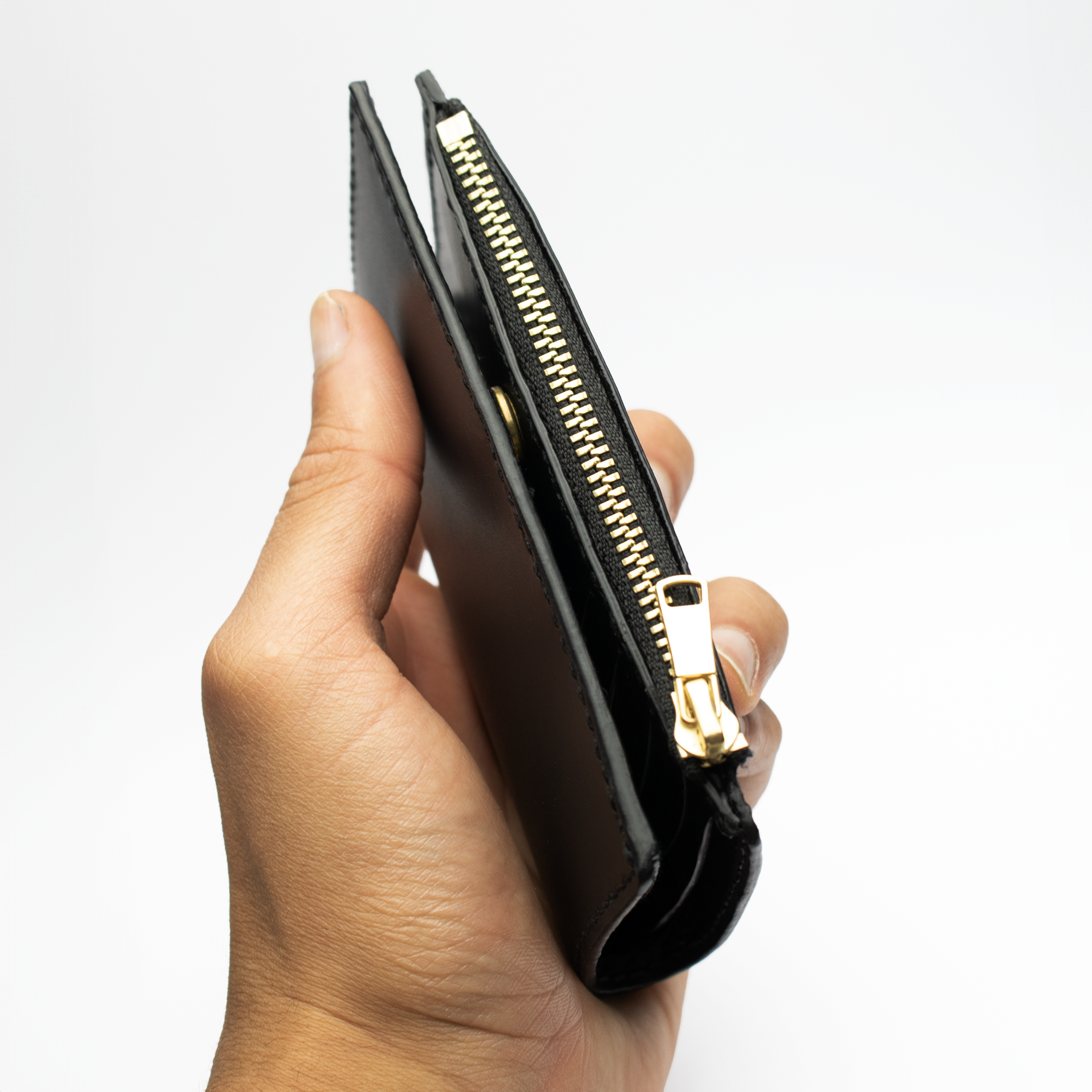 Håndholdt billede af sort læder pung og kortholder med guldfarvet lynlås – 2 fløjet kortholder pung