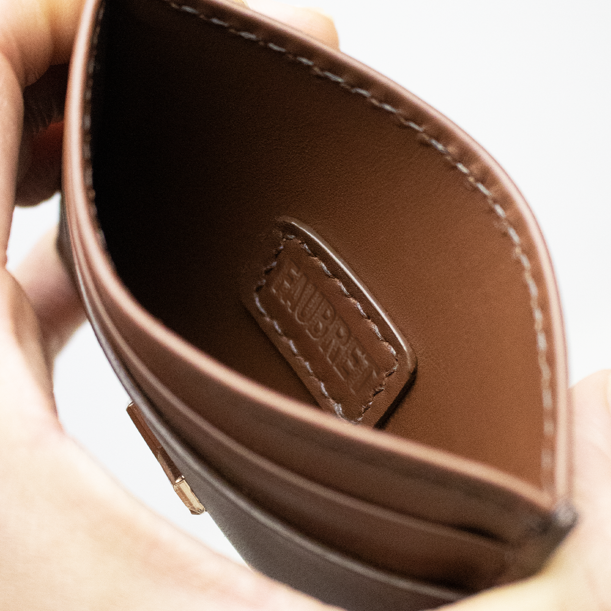 Inderside af brun kortholder Faubret med præget logo