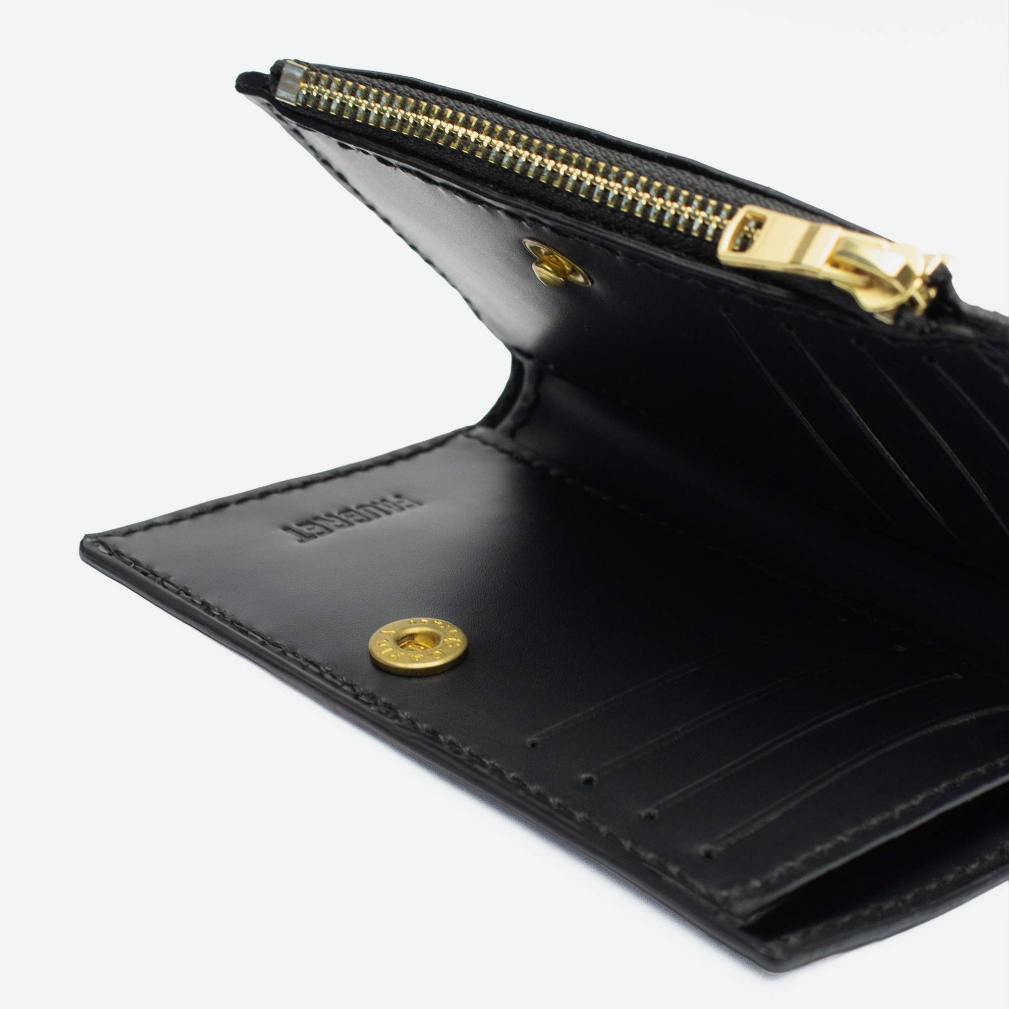 Indvendig visning af sort læder pung og kortholder med kortlommer og lynlås – 2 fløjet kortholder pung.