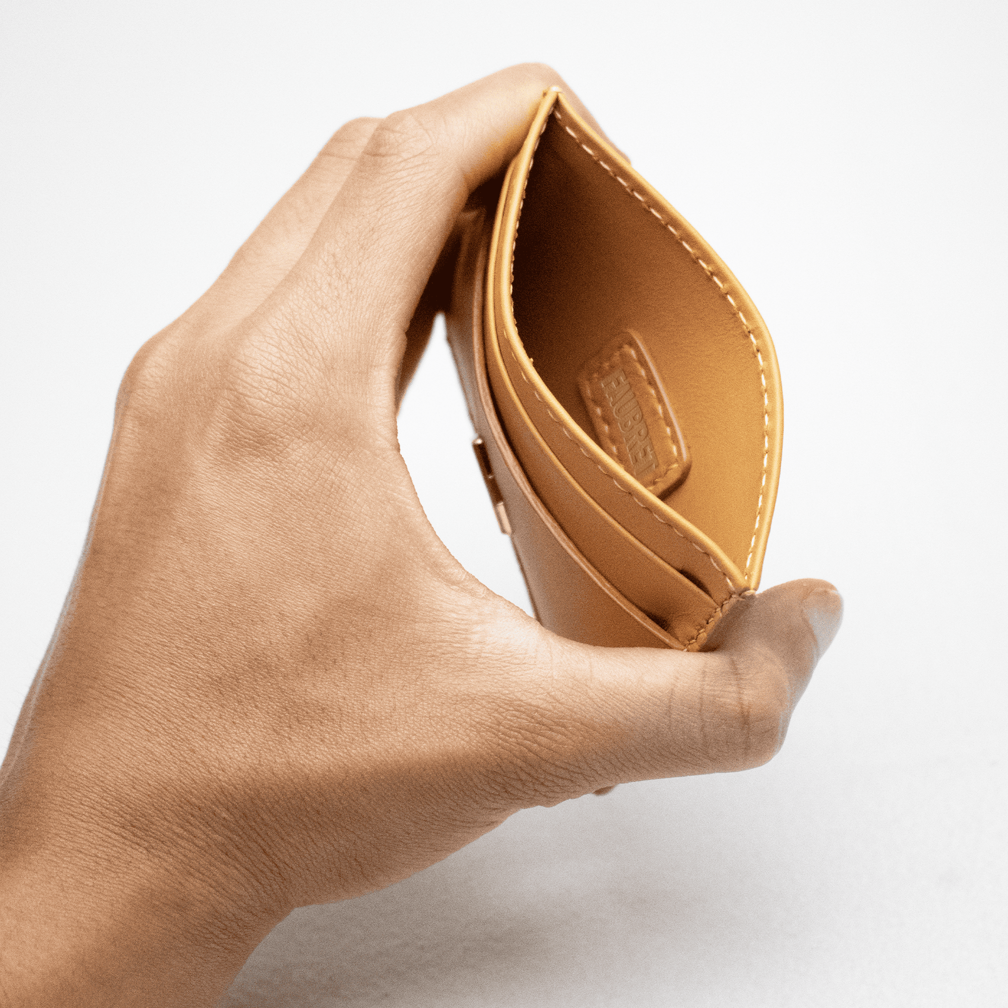 Indvendig visning af den centrale lomme i den camel læderkortholder til kort eller sedler.