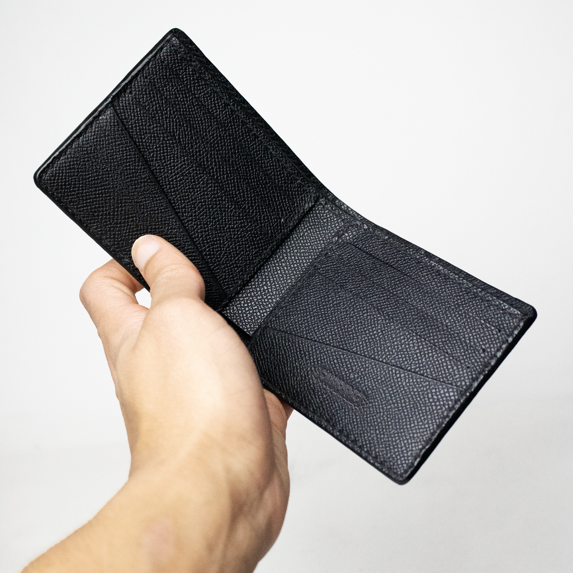 Indersiden af kortholder pung herre i sort læder med flere kortlommer og praktisk design.