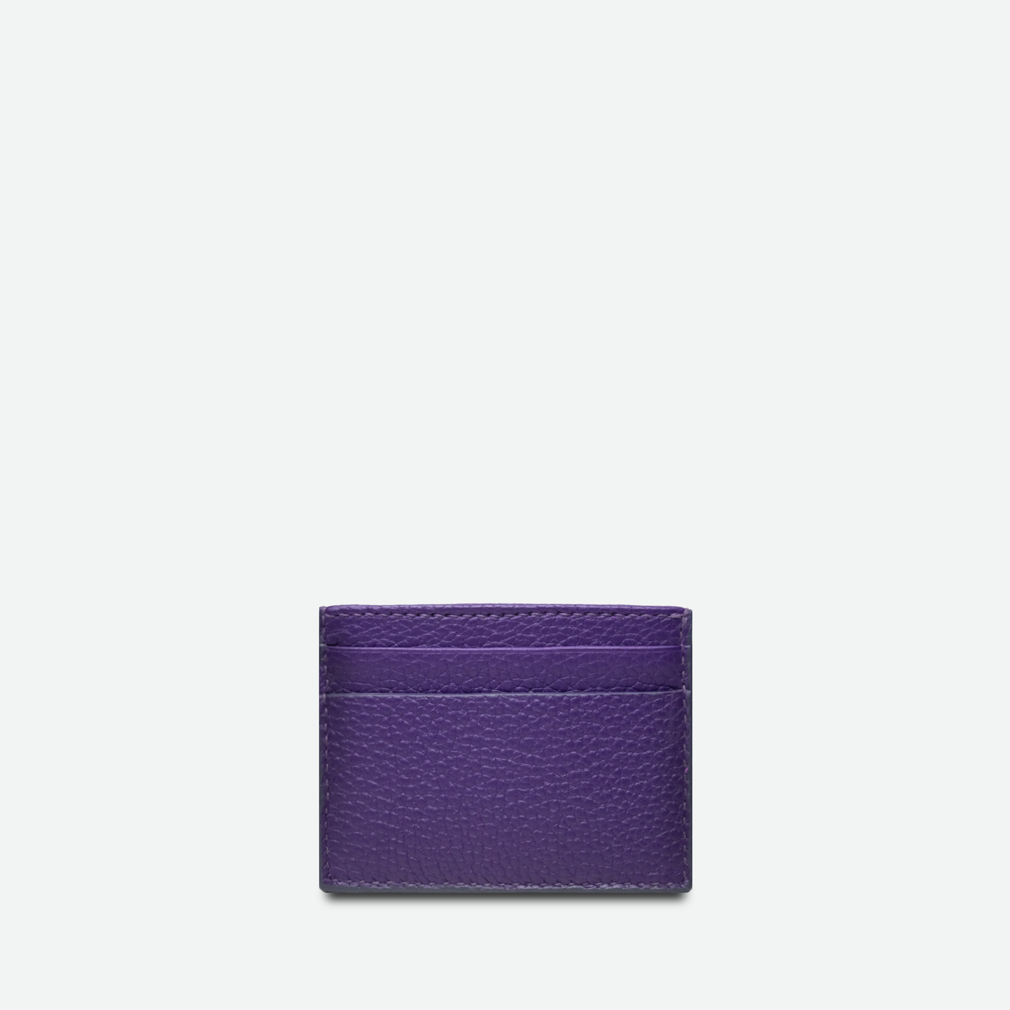 Bagsiden af lilla kortholder i tyr-læder med rene linjer og håndlavet forarbejdning.