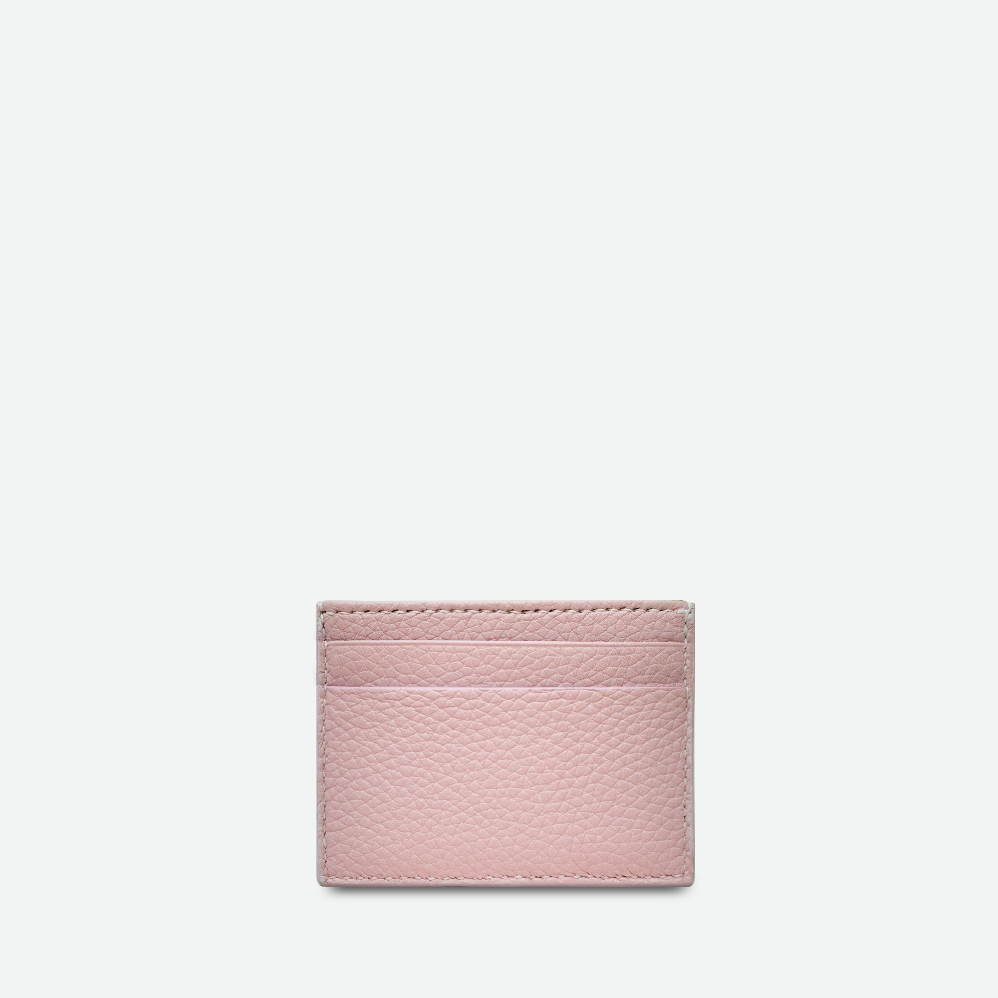 Bagsiden af den lyserøde Faubret kortholder med rene linjer og franske forarbejdninger.