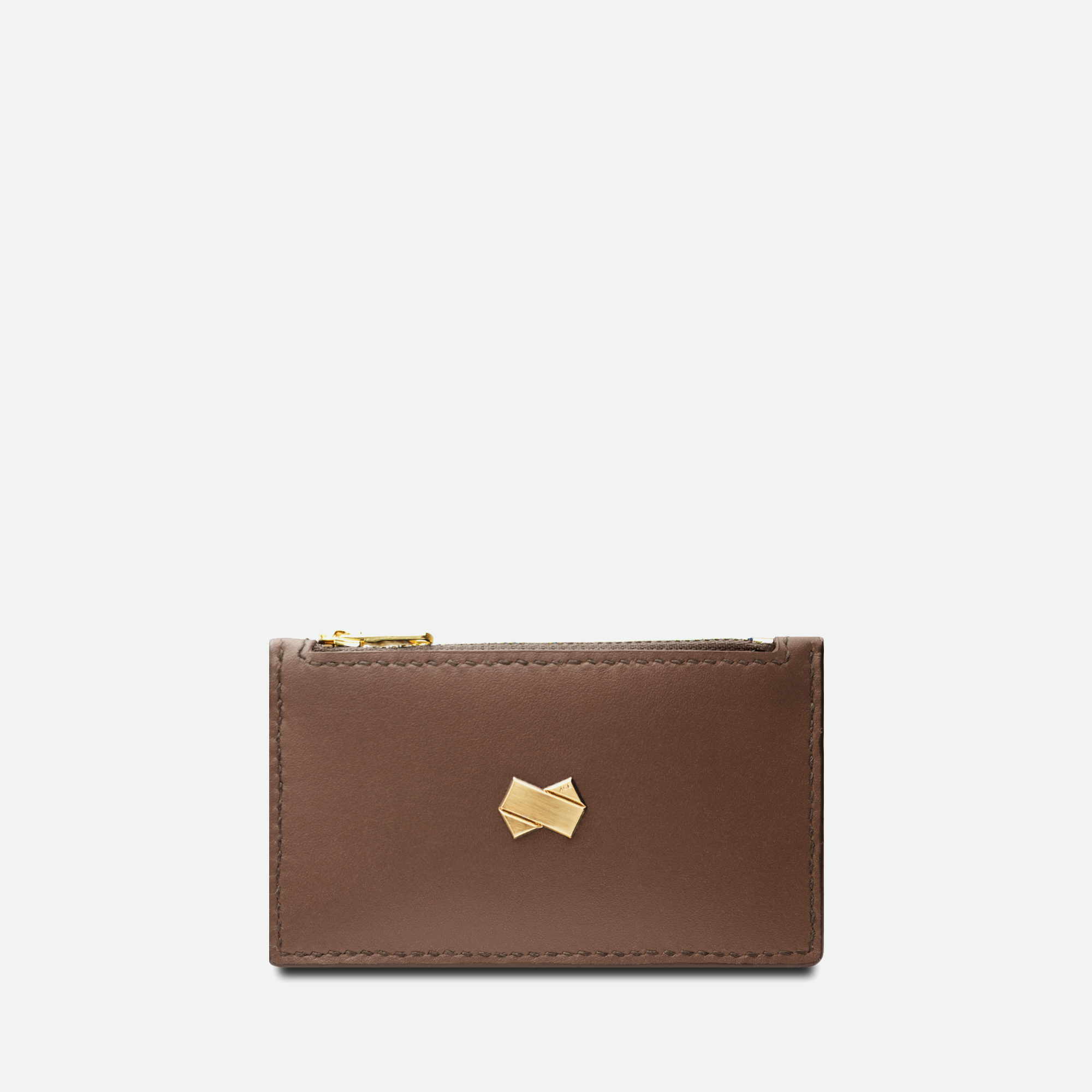 Brun læder kortholder pung med lynlås fra Faubret, håndlavet med gulddetalje.