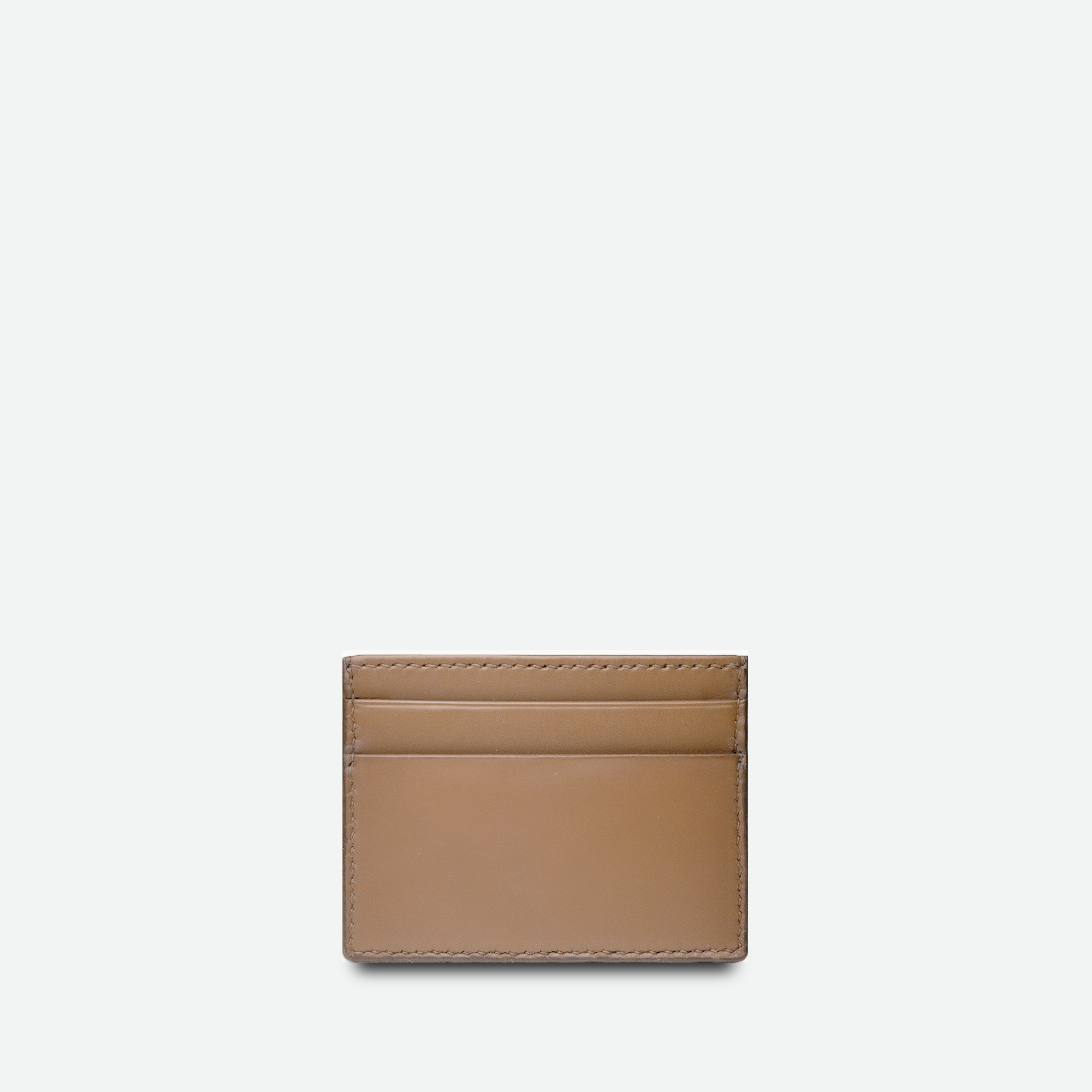 Kortholder i beige læder til kvinder, bagside med to ekstra kortlommer.