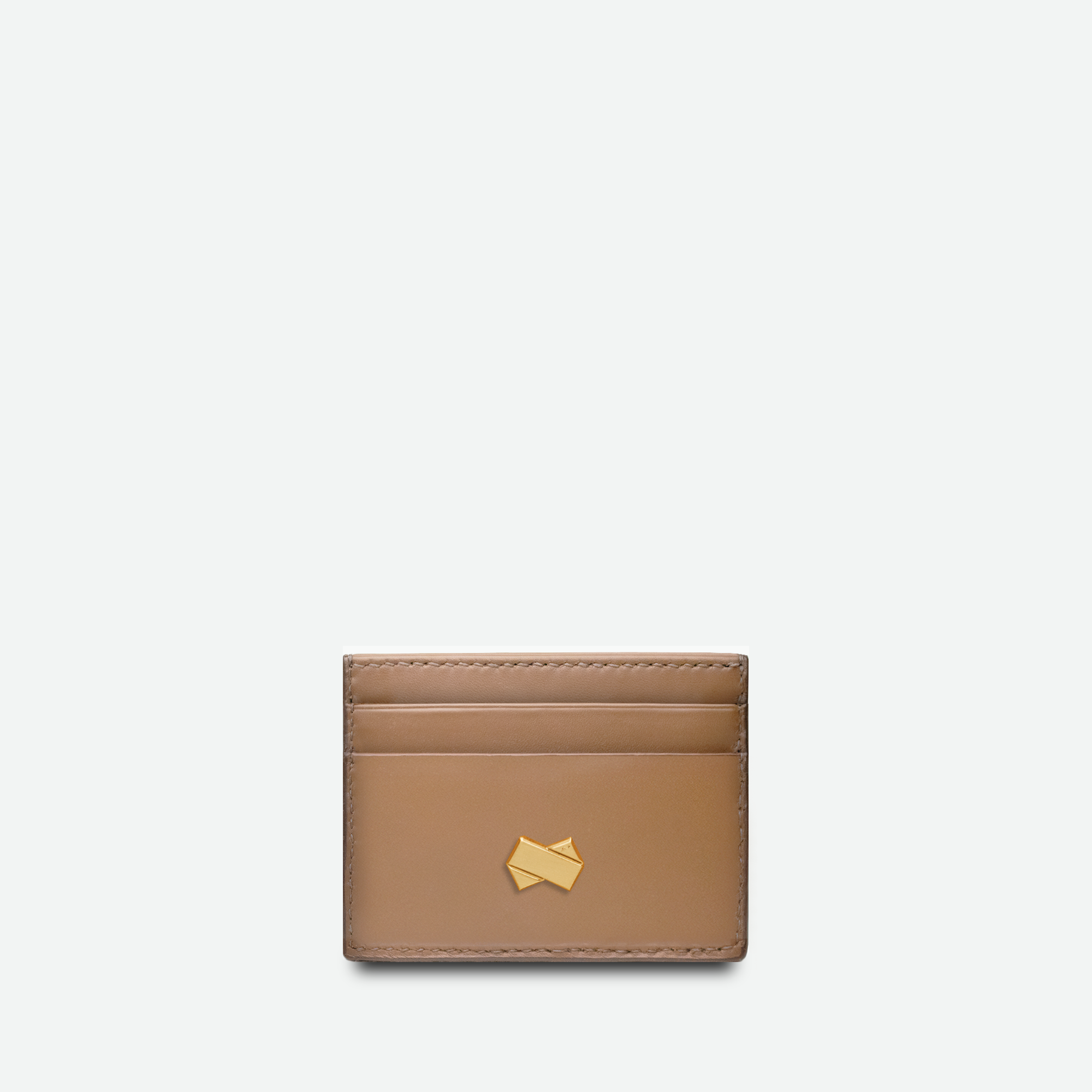 Kortholder i beige læder til kvinder, forside med to kortlommer og gyldent logo nederst.