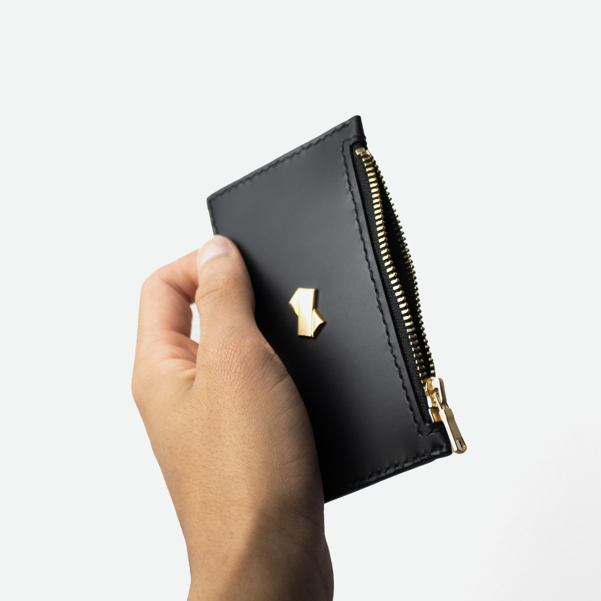 Kortholder i sort læder med gylden lynlås fra Faubret, håndlavet.