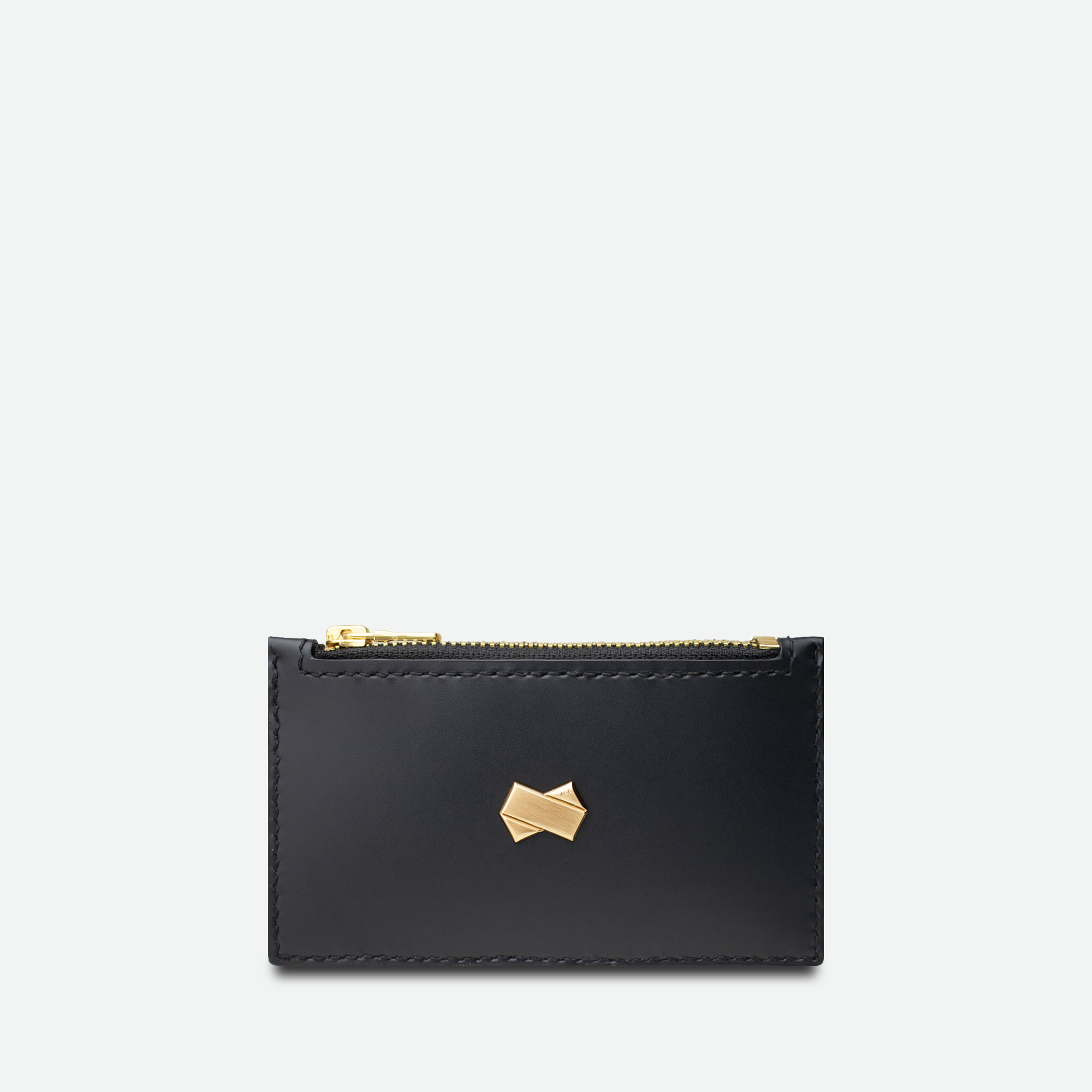 Sort læder kortholder fra Faubret med gyldent logo, enkel og stil.